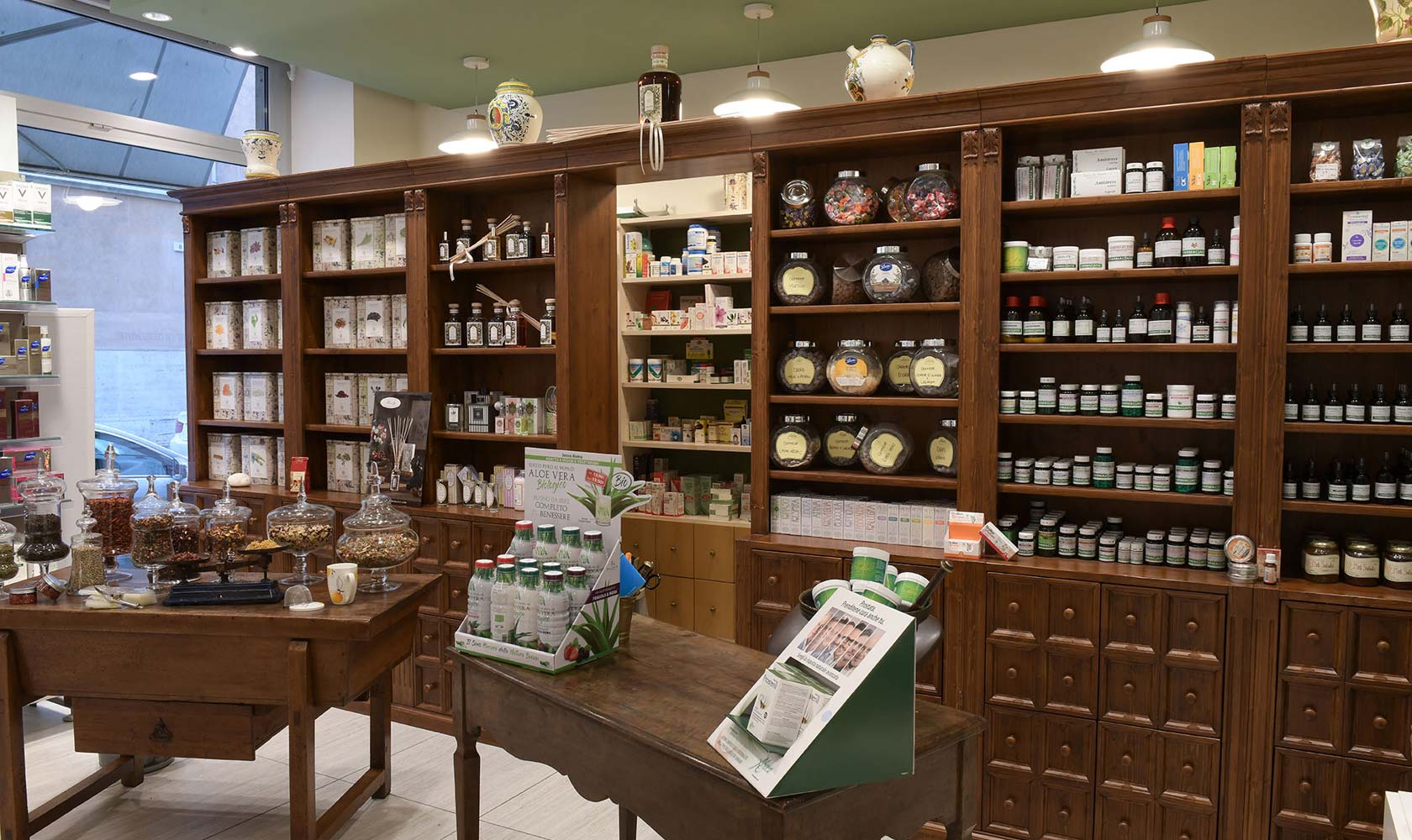 Interno moderno della Farmacia Aita