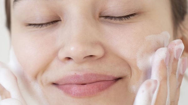 Doppia detersione viso: cos’è, come funziona e a chi è adatta